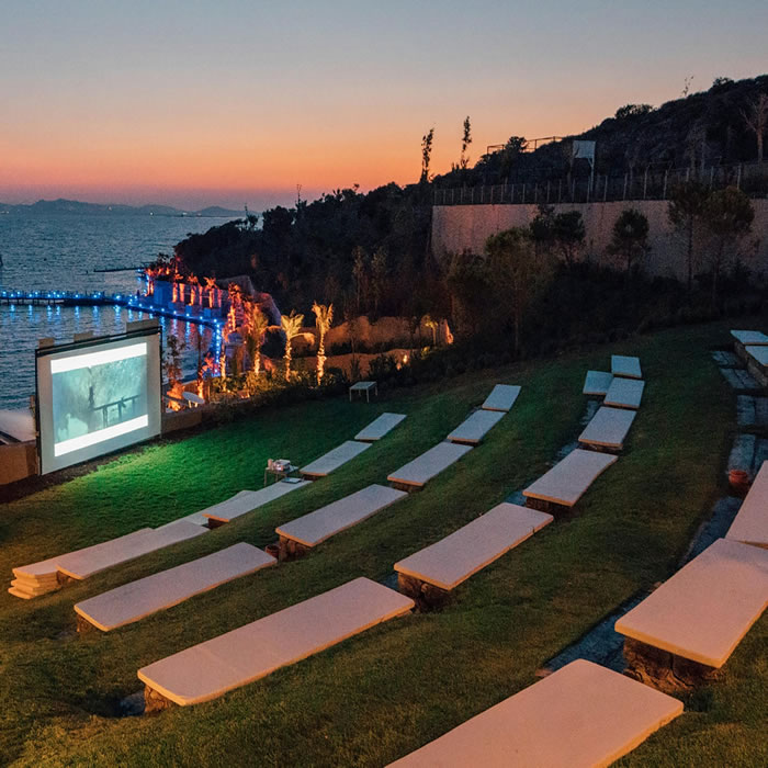 Noleggio sistema proiezione per cinema all'aperto